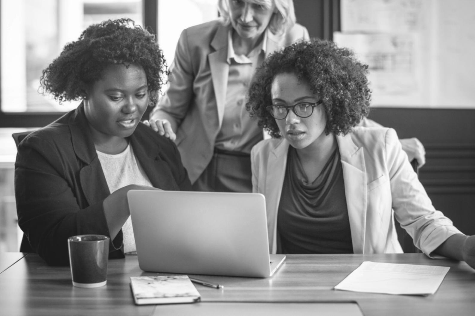 Finanzanalyse Arbeitsplatz mit Dokumenten und Laptop